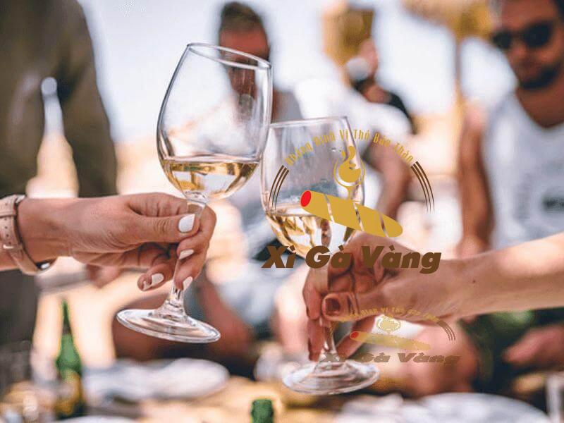 Cầm ly vang trắng đúng thể hiện bạn là người “sành” về rượu ngoại